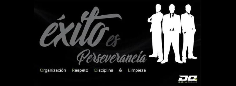 Un fondo negro con las palabras éxito es perseverancia.