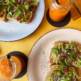 Due piatti di cibo e un barattolo di succo su un tavolo