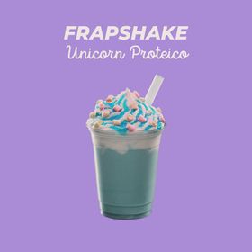 Un frappè con una cannuccia sopra su uno sfondo viola.