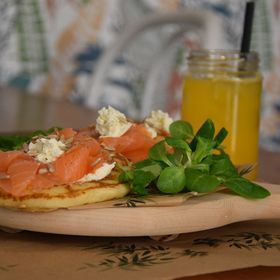 Un piatto di cibo con una bevanda sullo sfondo