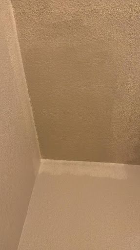 A close up of a wall and ceiling in a room.