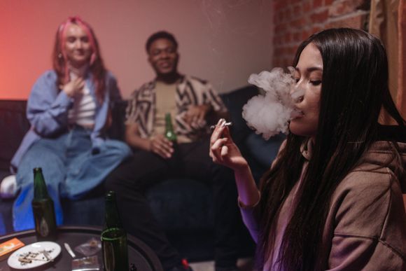 An image of young individuals engaged in alcohol consumption in DE