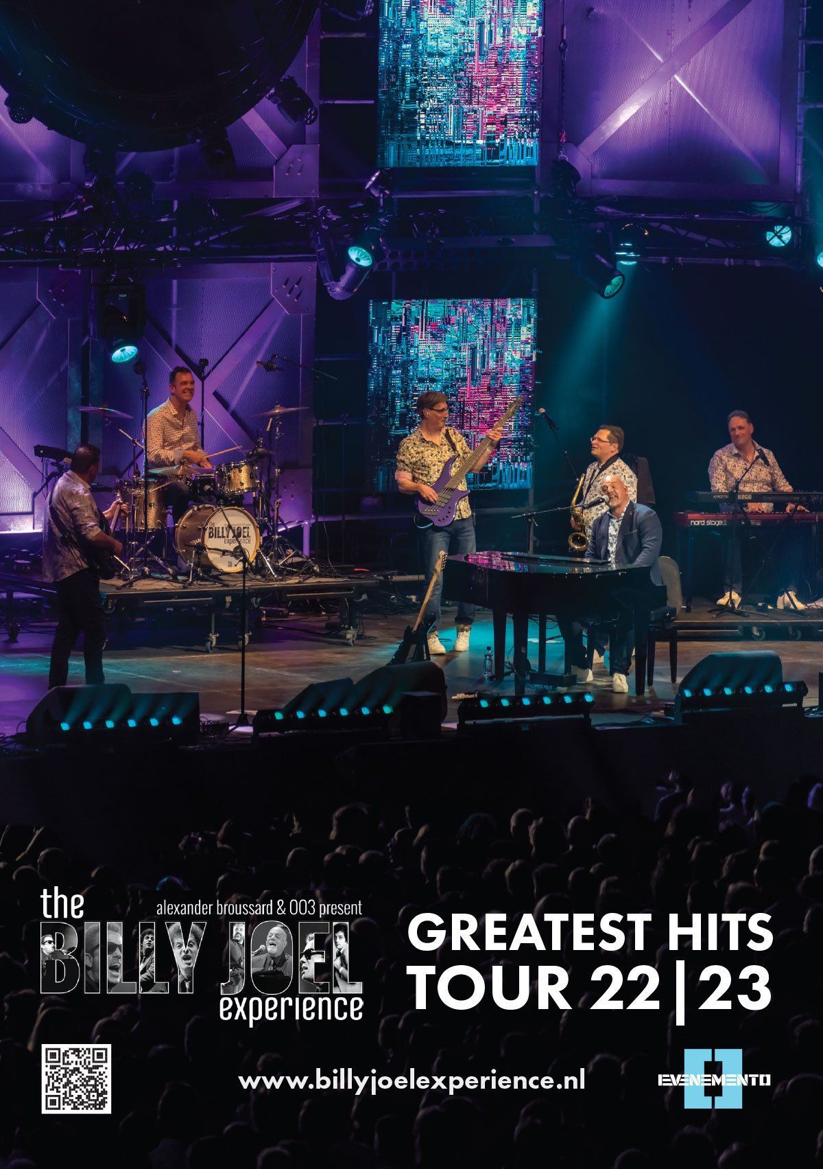 De Billy Joel Experience-band op het podium, paarse verlichting. Greatest Hits Tour 2022/2023.