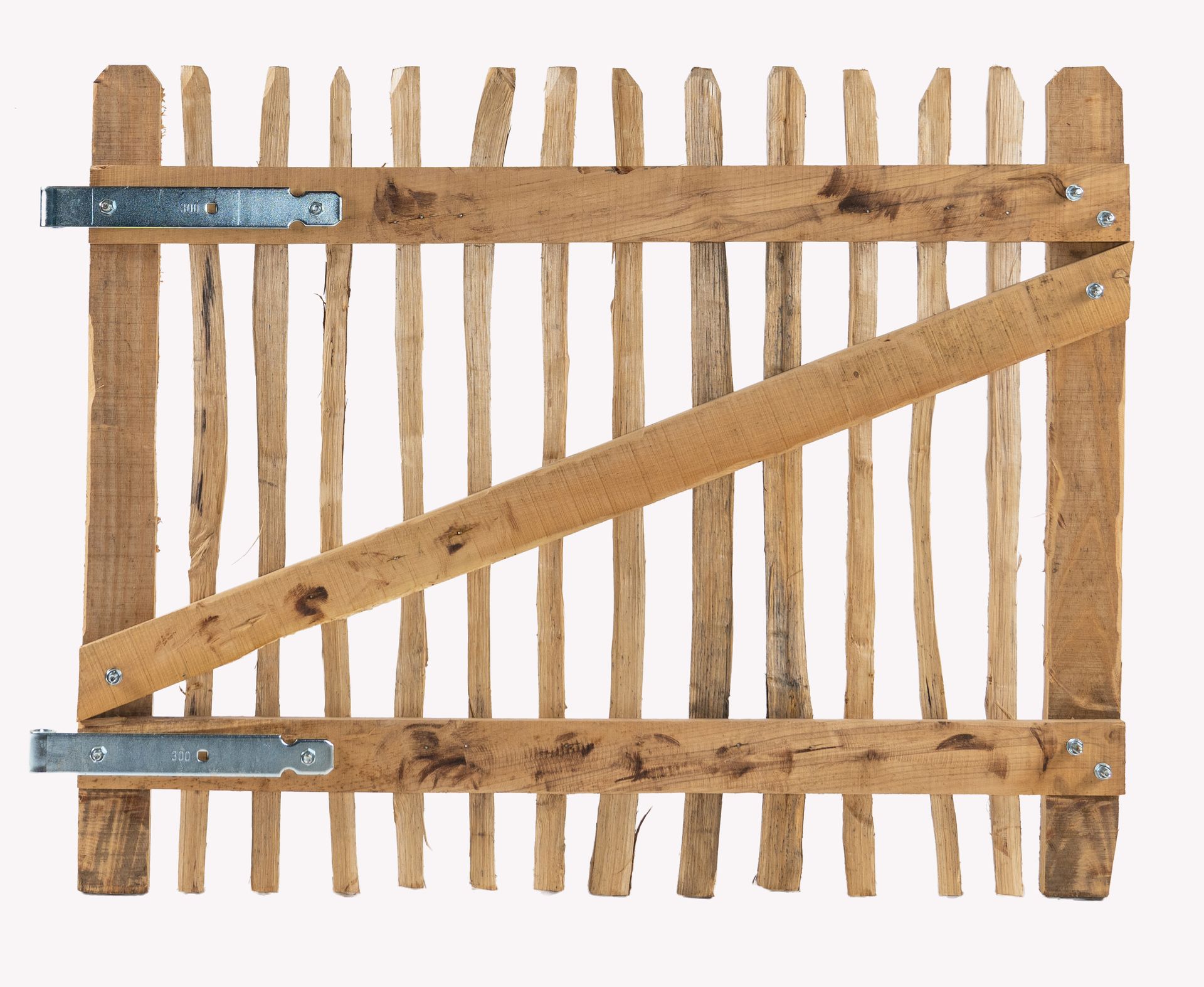 Houten poort met verticale spijlen, een diagonale schoor en metalen scharnieren.
