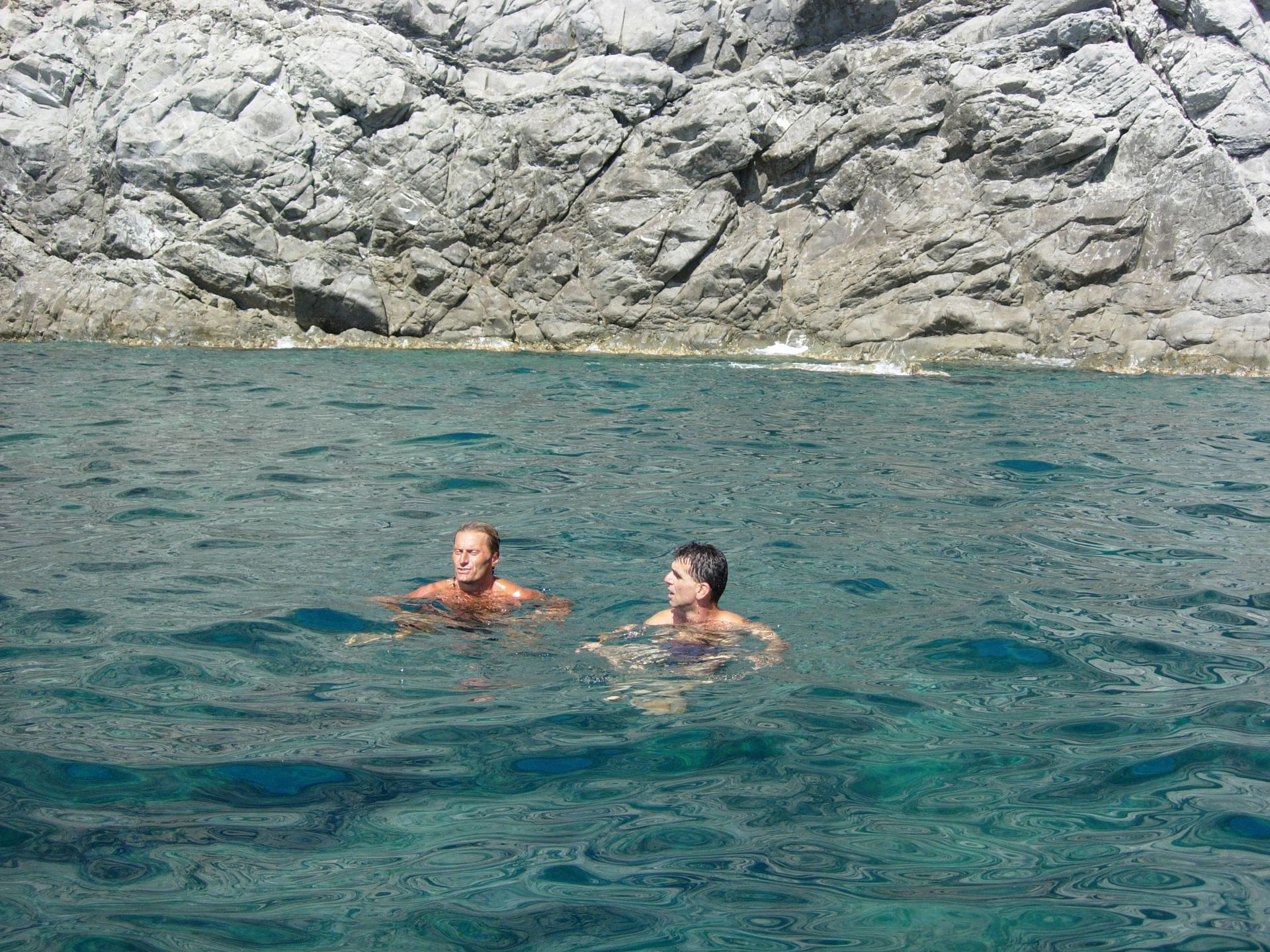 gente che nuota in mare