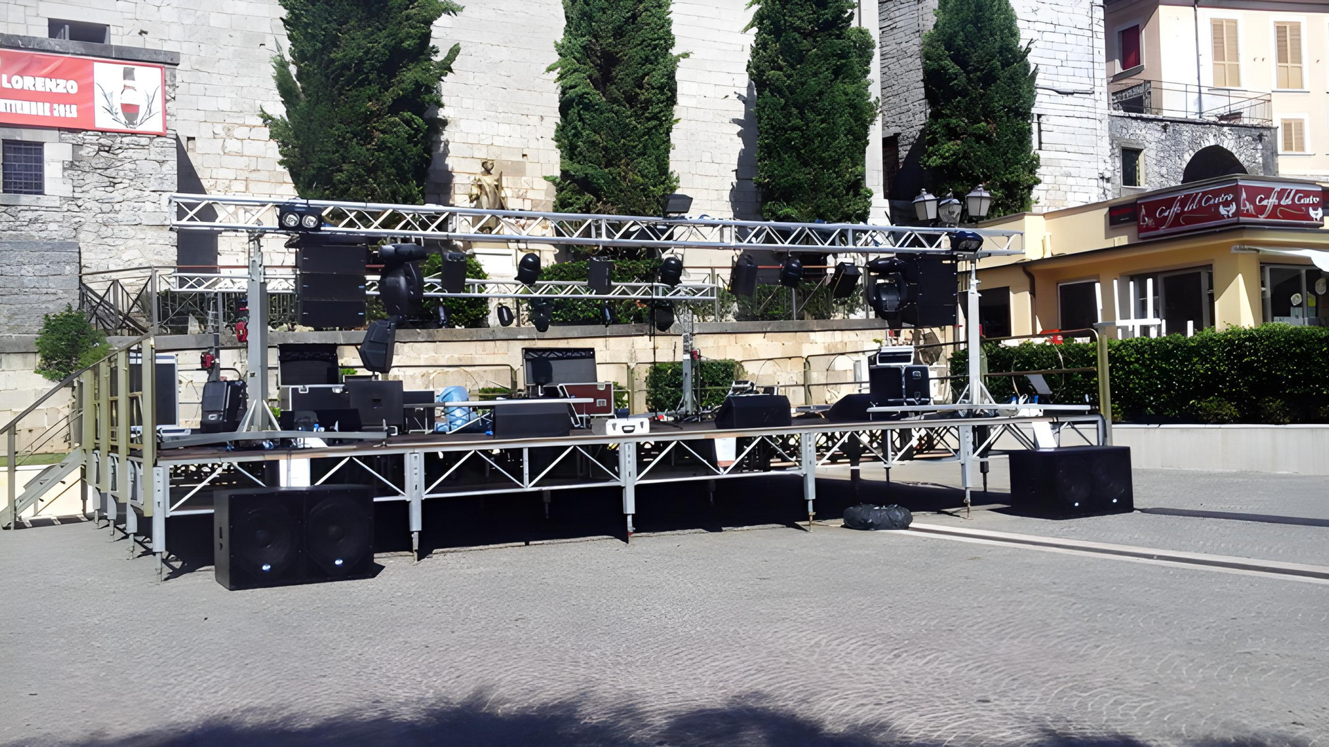 Un palco è allestito davanti a un edificio con un cartello che dice 