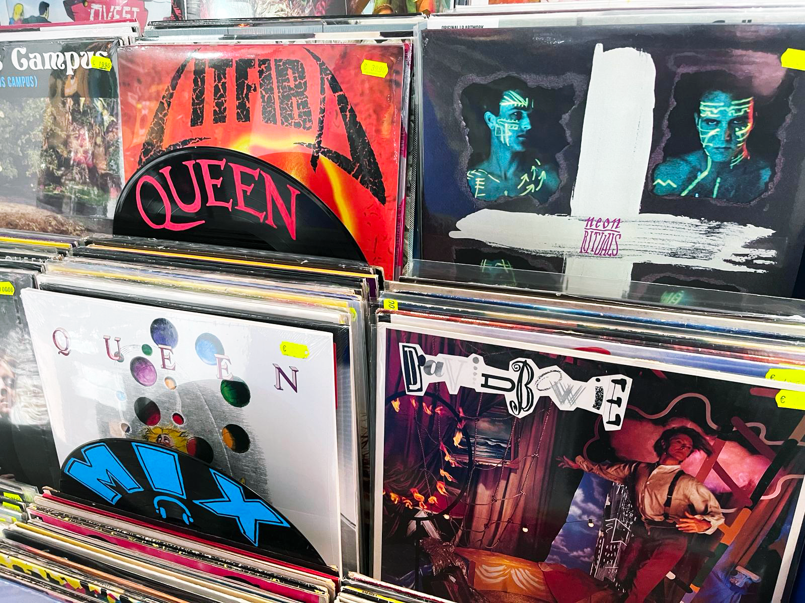 Diversi album dei Queen sono impilati uno sopra l'altro