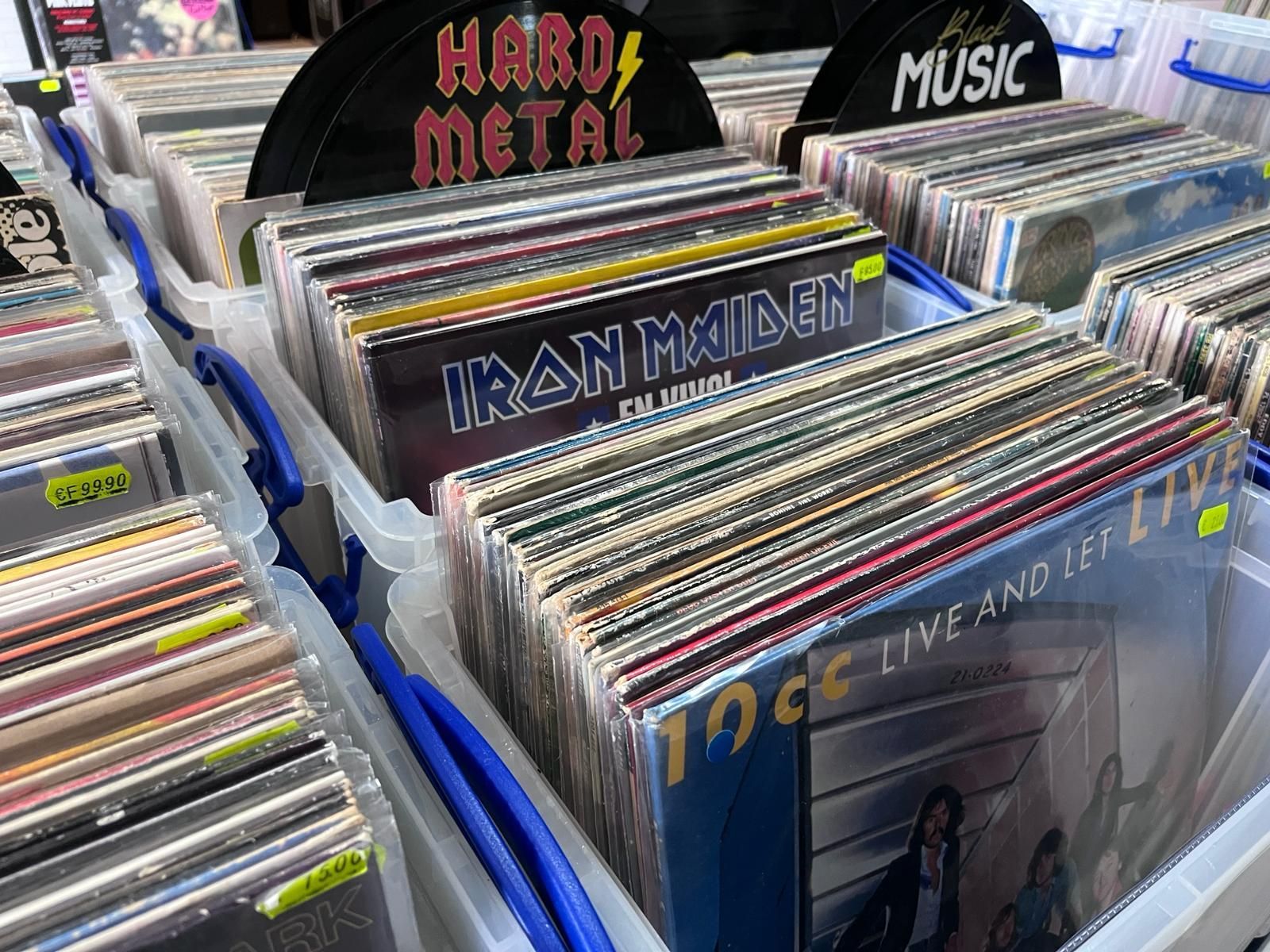 Una mostra di dischi degli Iron Maiden in contenitori di plastica