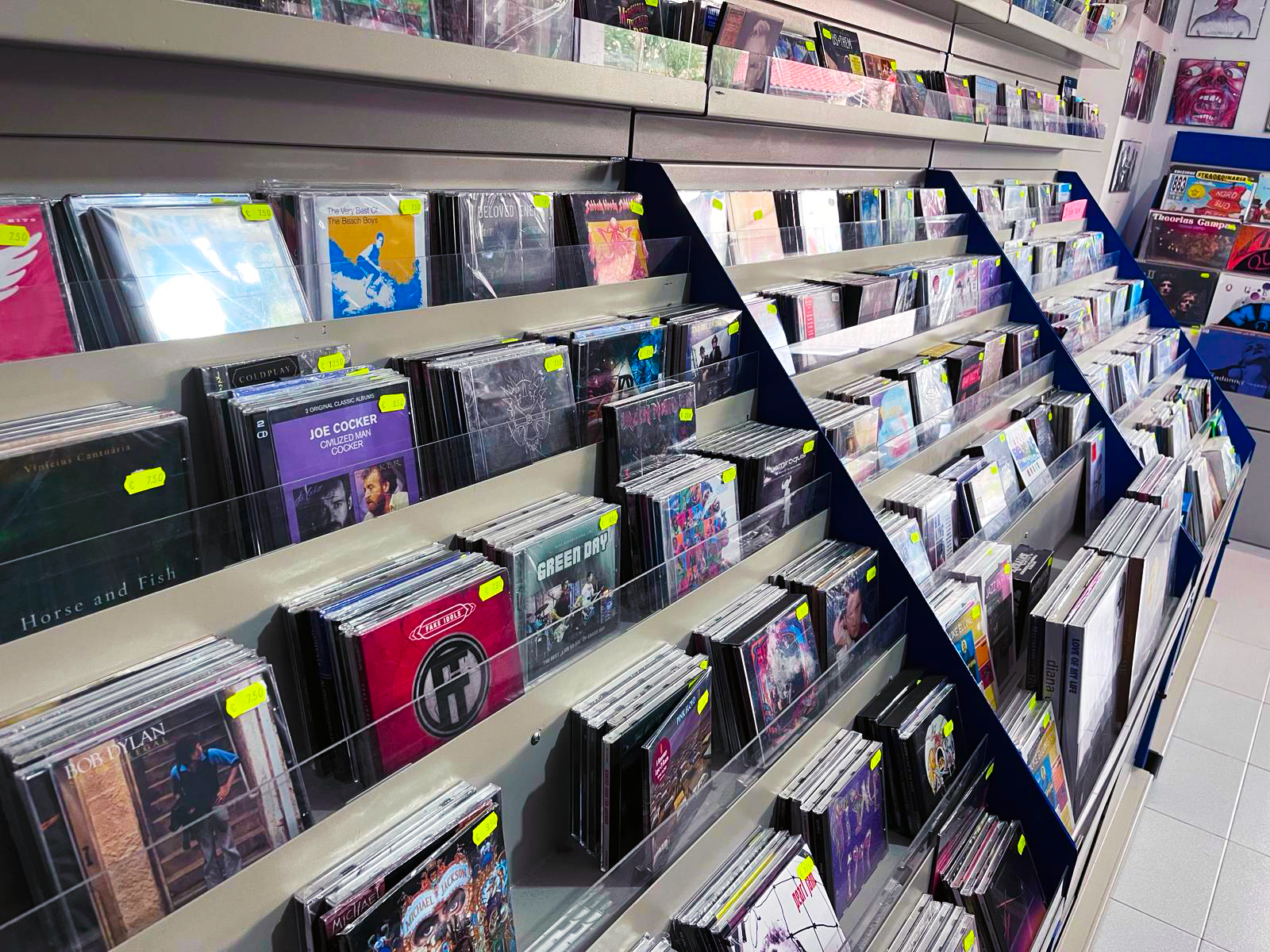 Scaffali di cd in un negozio