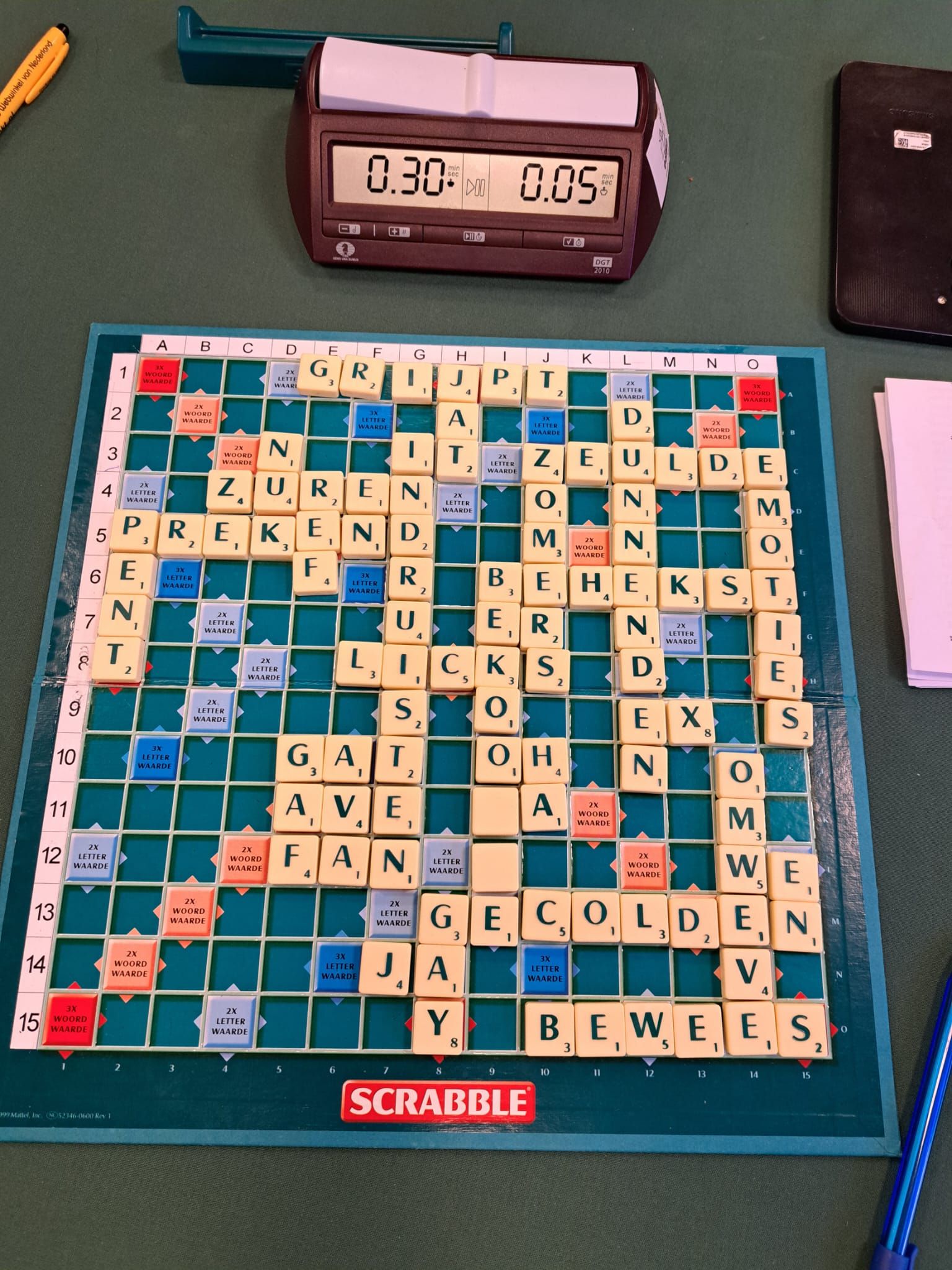 Scrabblebord met tegels die woorden vormen. Een timer geeft 0:30 en 0:05 aan.