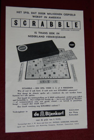 Reclame voor Scrabble in het Nederlands. Met de doos, het bord en de tegels van het spel. Logo van winkel