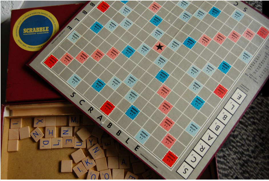 Scrabble-bordspel met lettertegels, rode en blauwe bonusvakjes.