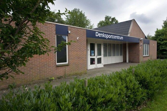 Bakstenen gebouw met een blauw bord met de tekst 
