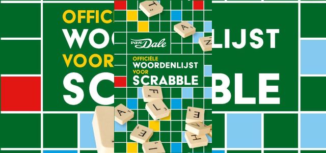 Omslag van de officiële Scrabble-woordenlijst in het Nederlands, met verspreide Scrabble-tegels op een groene achtergrond.
