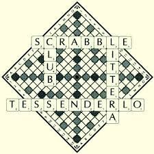 Scrabblebord met de woorden: SCRABBLE, TESSENDERLO, LUB, TITE. De omtrek van het bord is een ruitvorm.