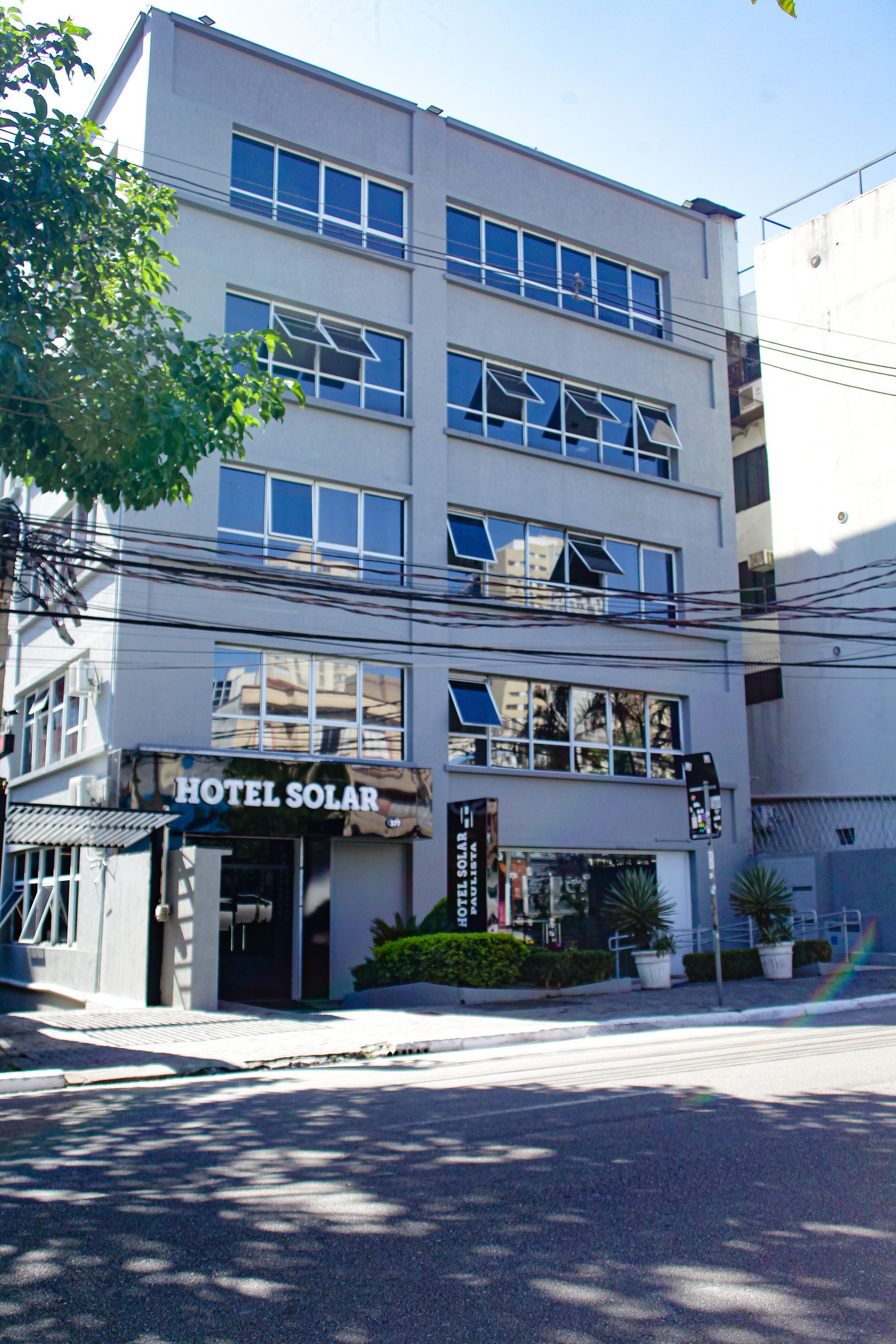 Um grande edifício com a palavra hotel nele Hotel Solar Paulista