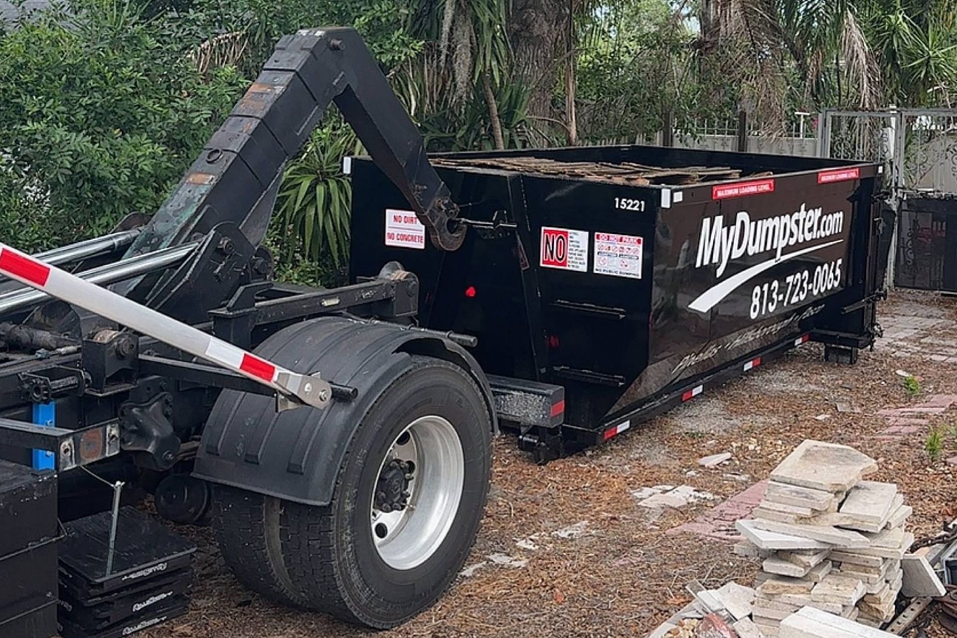 Dumpster Rental vs. Junk Removal in Tampa: Which Is Right for You?
