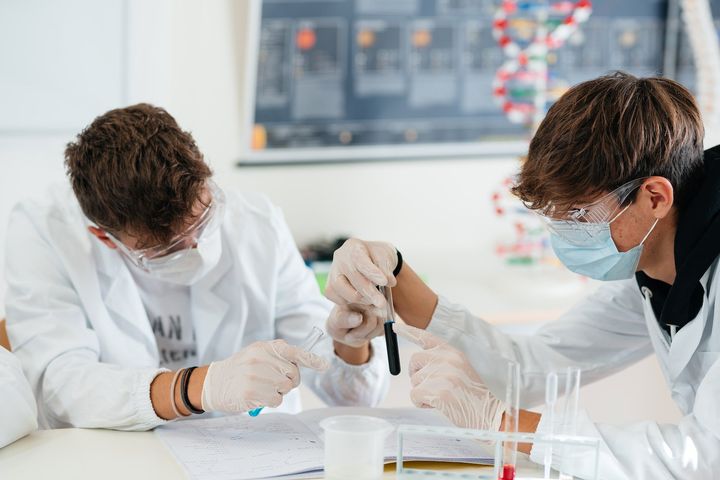 studenti-iess-in-laboratorio-di-chimica