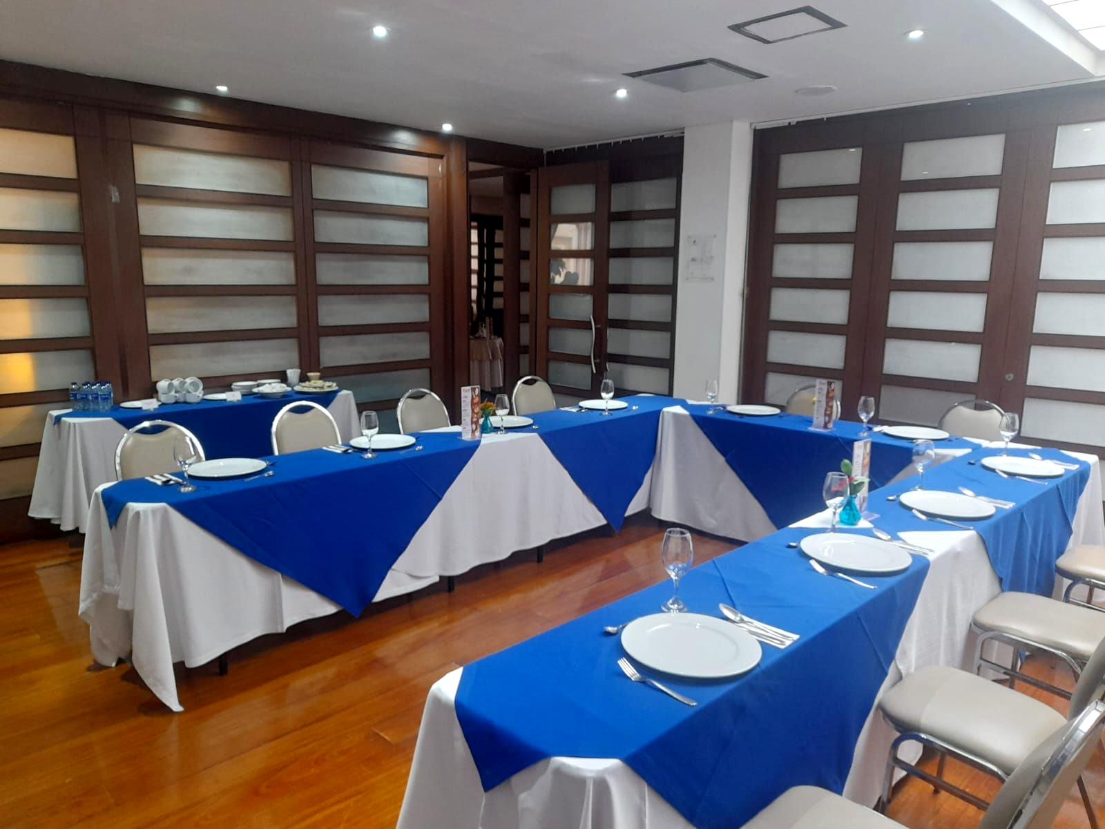 salon de eventos en montaje en u blue suites hotel 