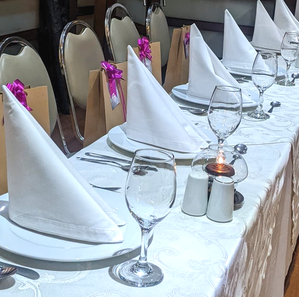 montaje de mesas salón de eventos de blue suites hotel 