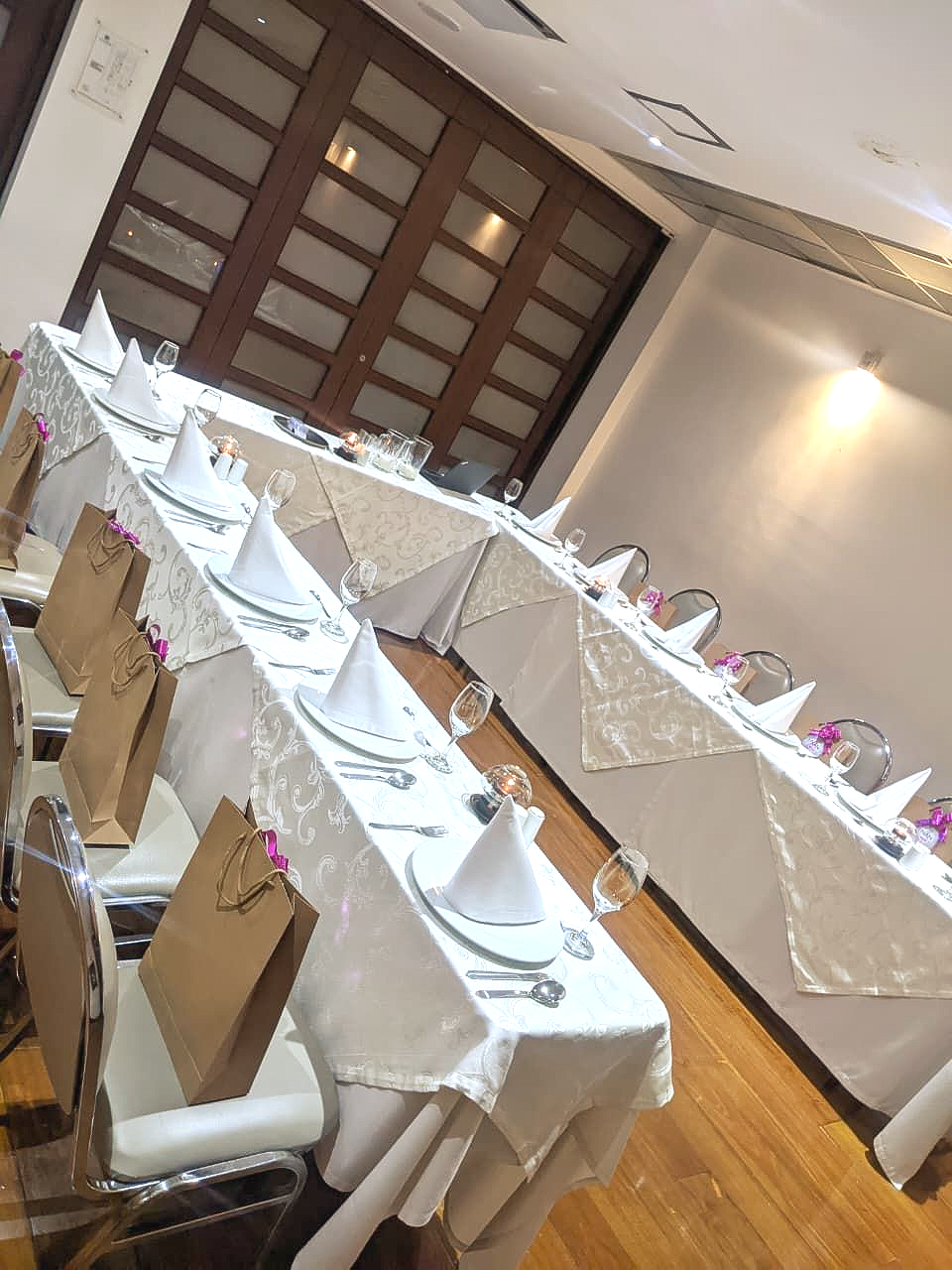 montaje de salón de eventos en u con montaje de mesa elegante 