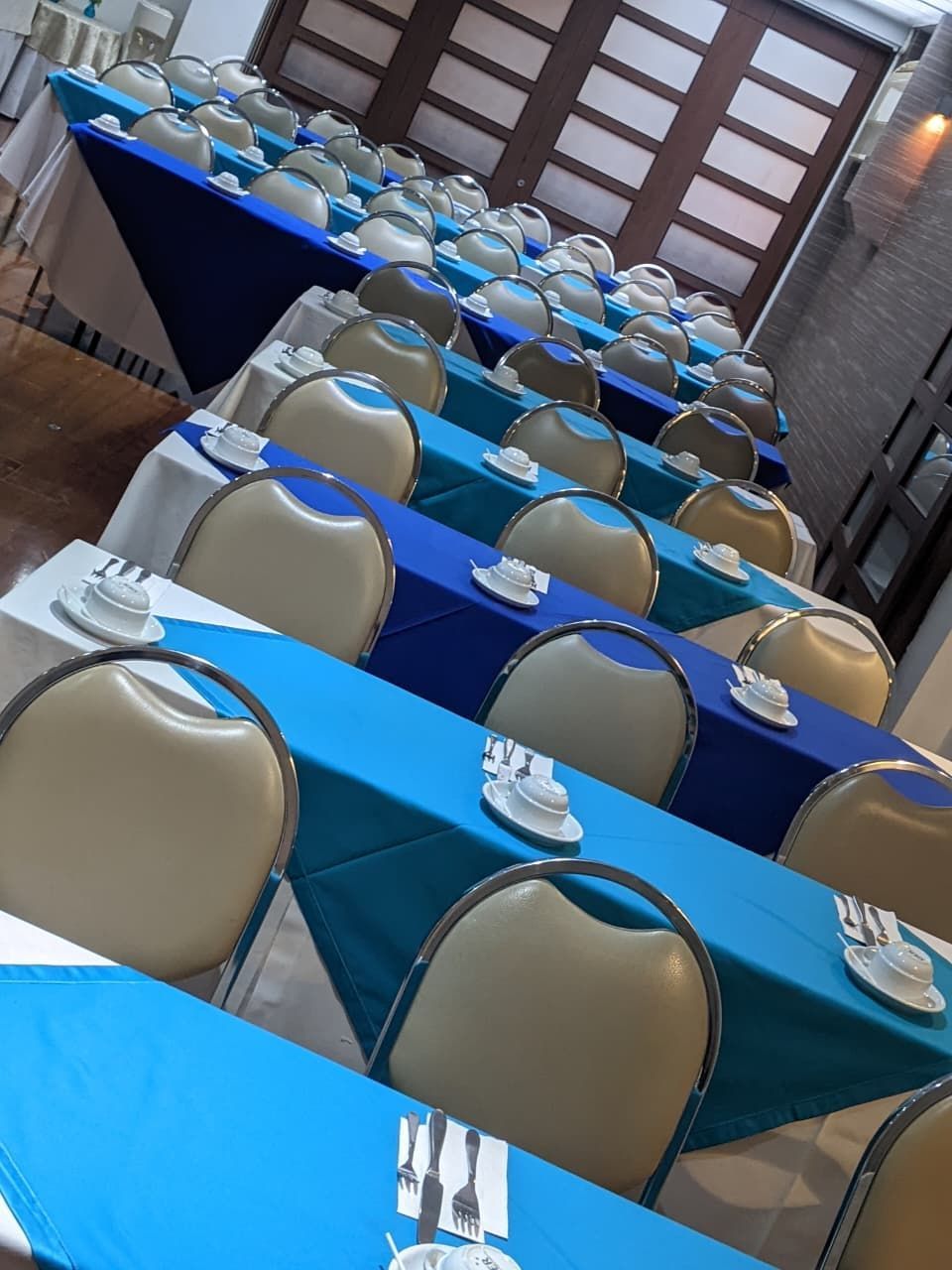 salon para 80 personas con montaje aula 