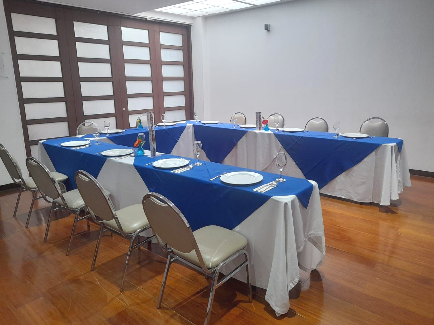 salón de eventos con montaje en u tapas azules de hotel blue suites bogota 