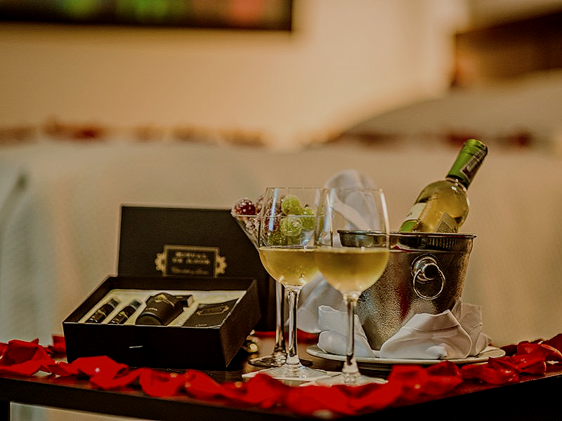 plan romántico para parejas hotel de Bogotá con vino y decoración