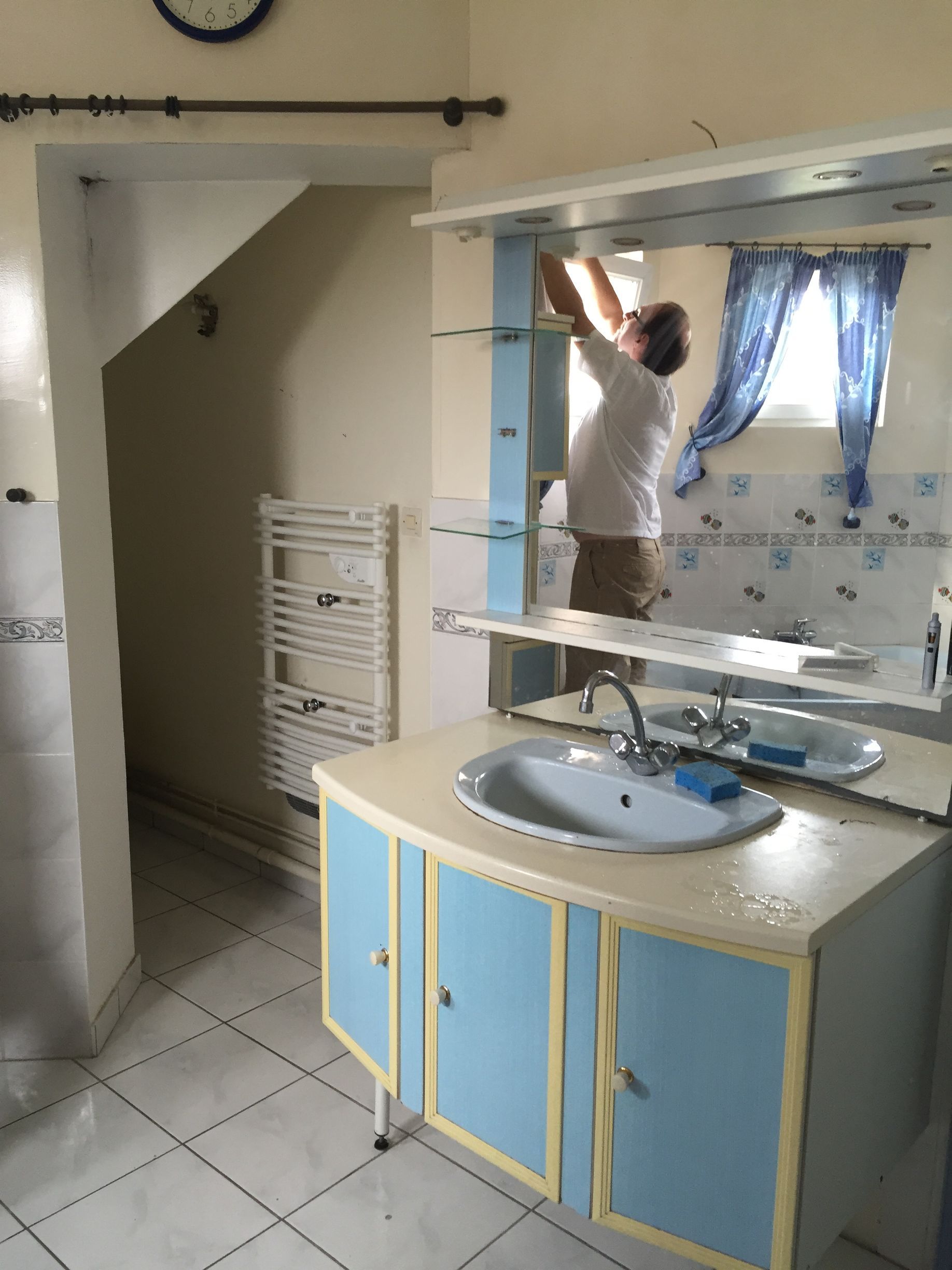 Avant : meuble vasque bleu et jaune des années 90, salle de bain à Gambsheim