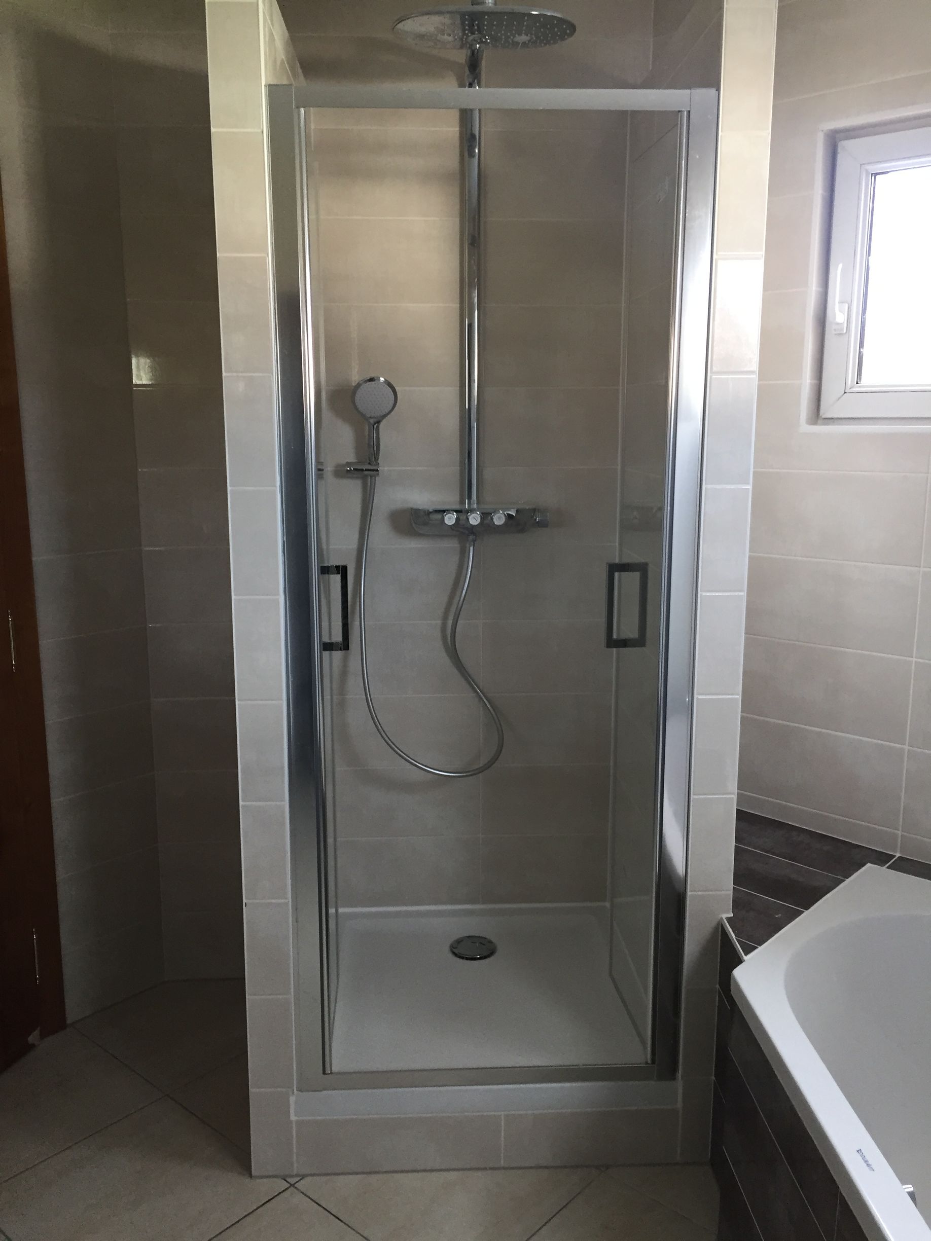 Douche rénovée à Gambsheim : cabine en verre, receveur extra-plat et colonne thermostatique