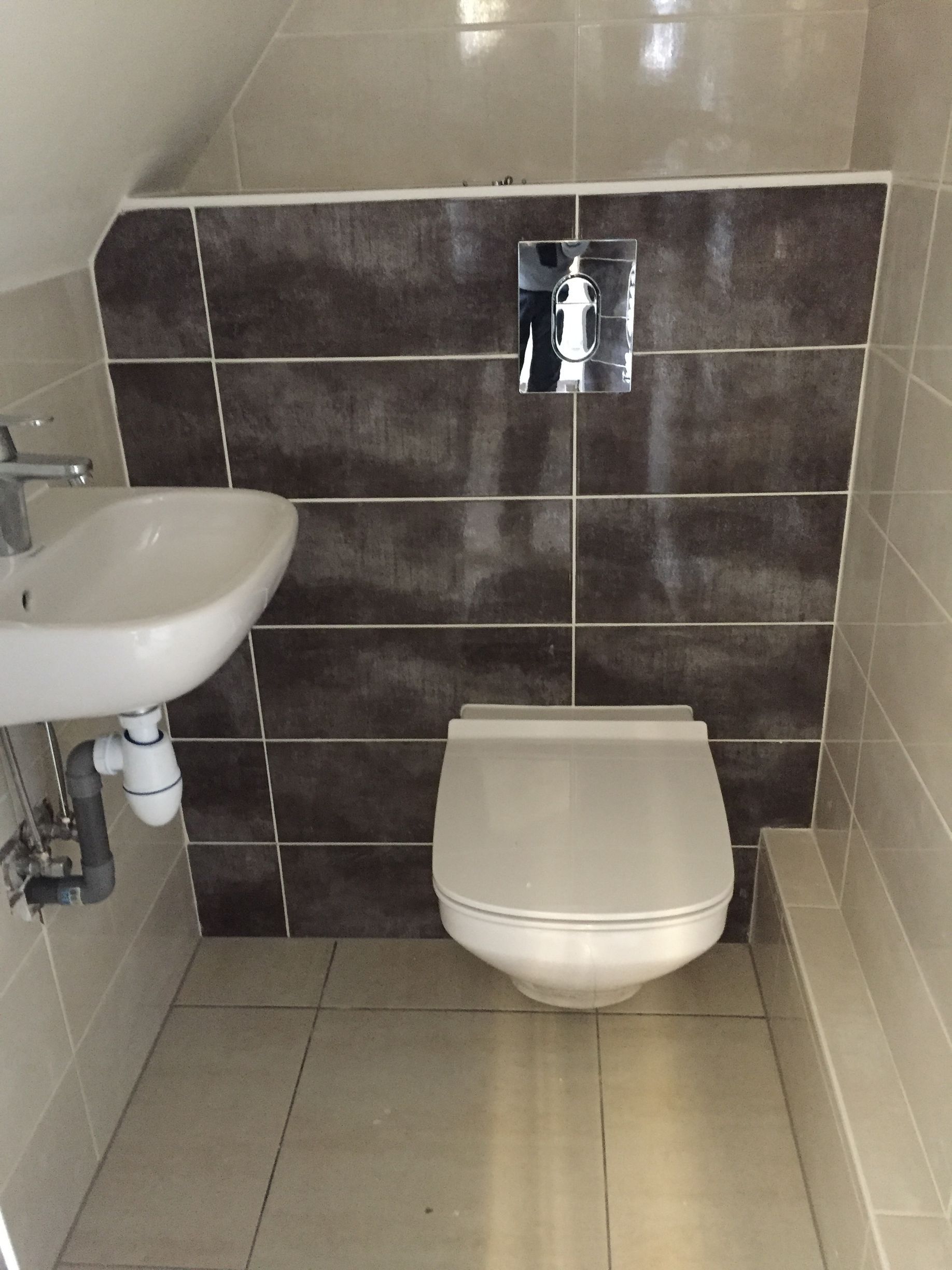 Après : WC suspendu et lave-mains aménagés sous l'escalier, salle de bain rénovée à Gambsheim