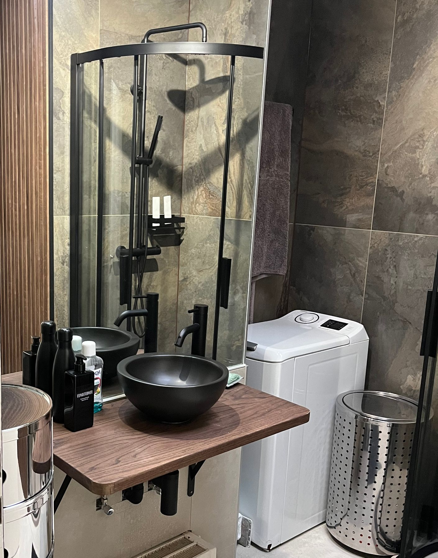 Petite salle de bain avec douche