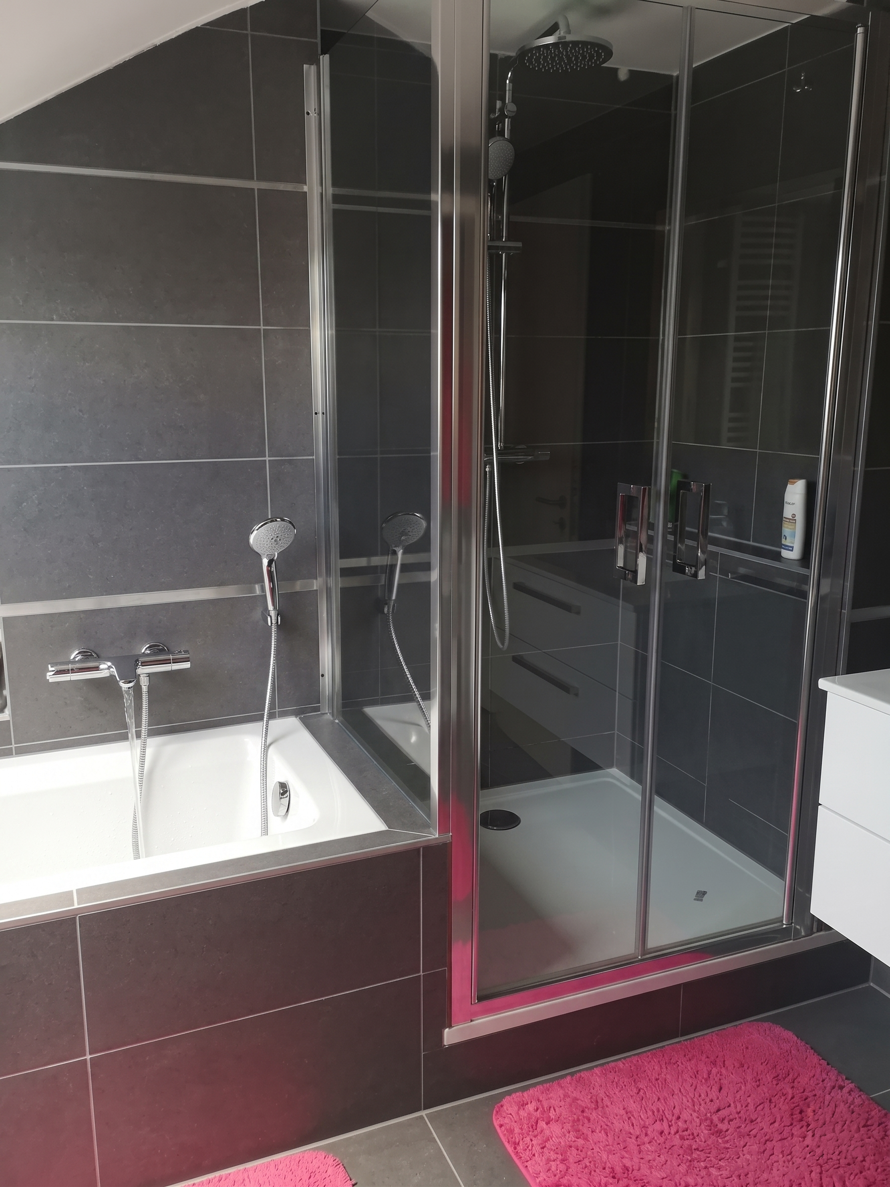 Une salle de bain avec lavabo, WC et miroir.