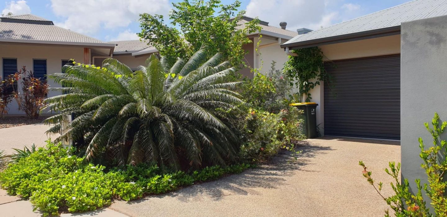 A Garage With Green Garden In Front - City 2 Bush