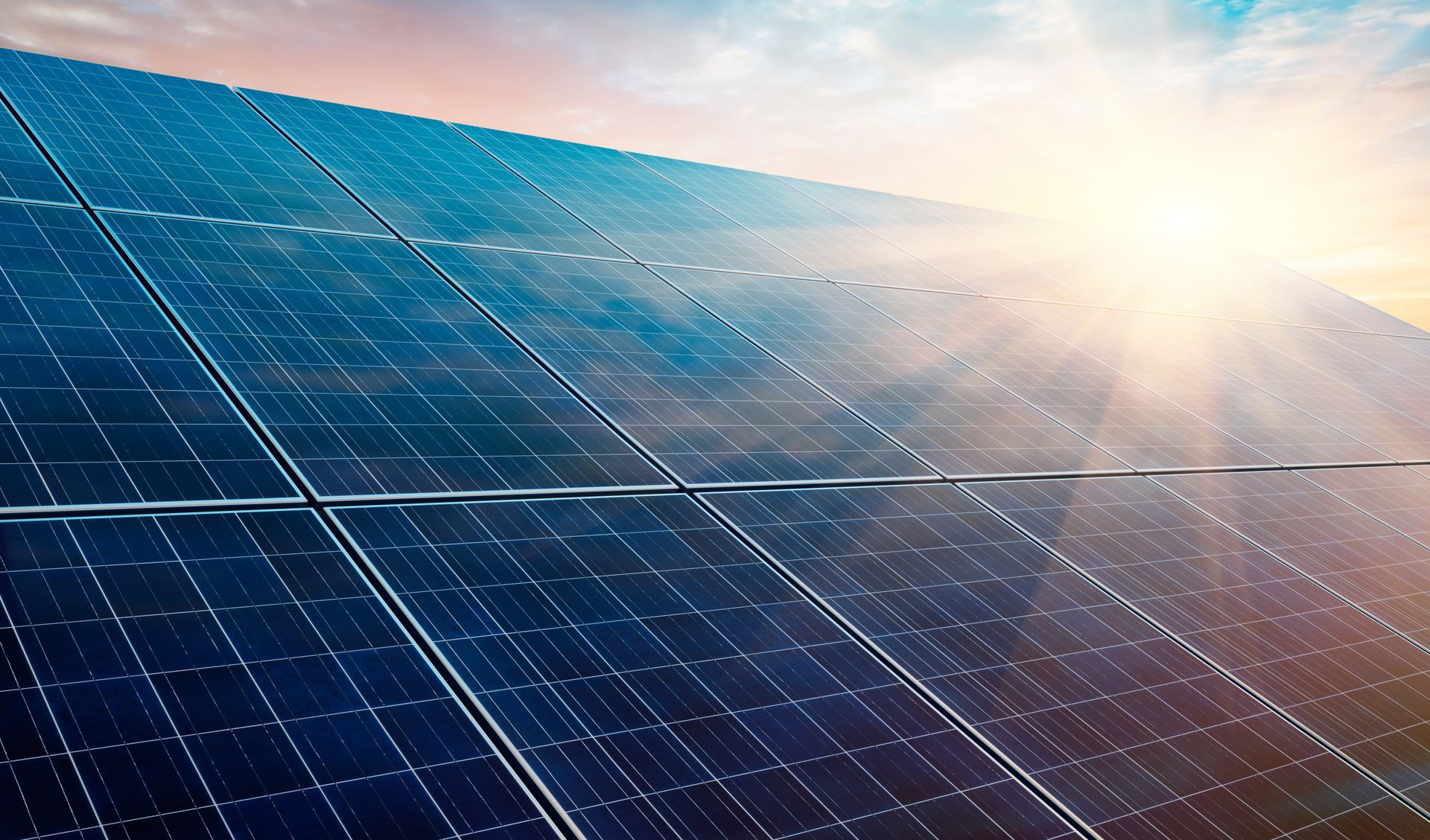 Eine Reihe von Solarmodulen, durch die die Sonne scheint.