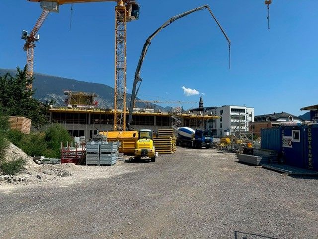 Eine große Baustelle mit einem Kran im Hintergrund.