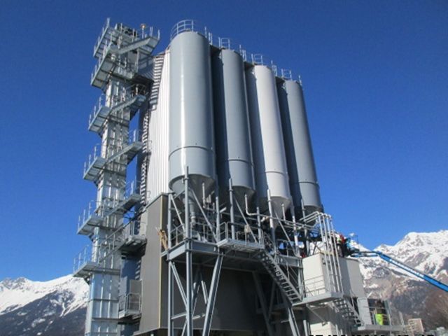 Ein großes Gebäude mit vielen Silos darauf