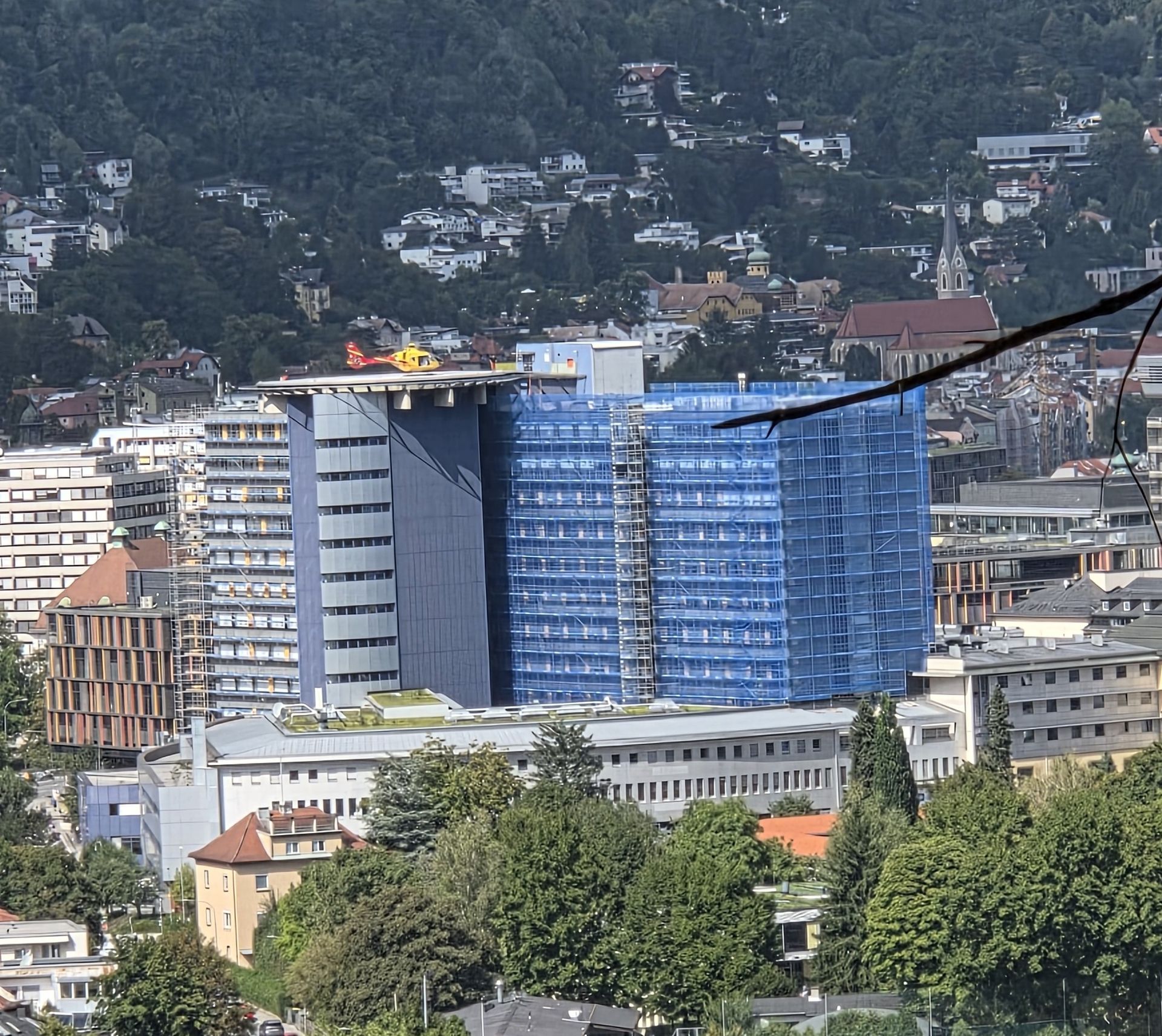 Am Straßenrand wird derzeit ein großes Gebäude errichtet.