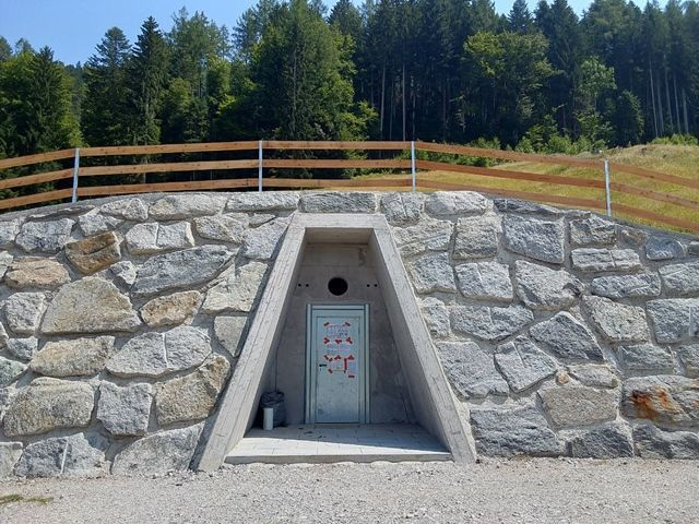 Eine Steinmauer mit einer Tür in der Mitte
