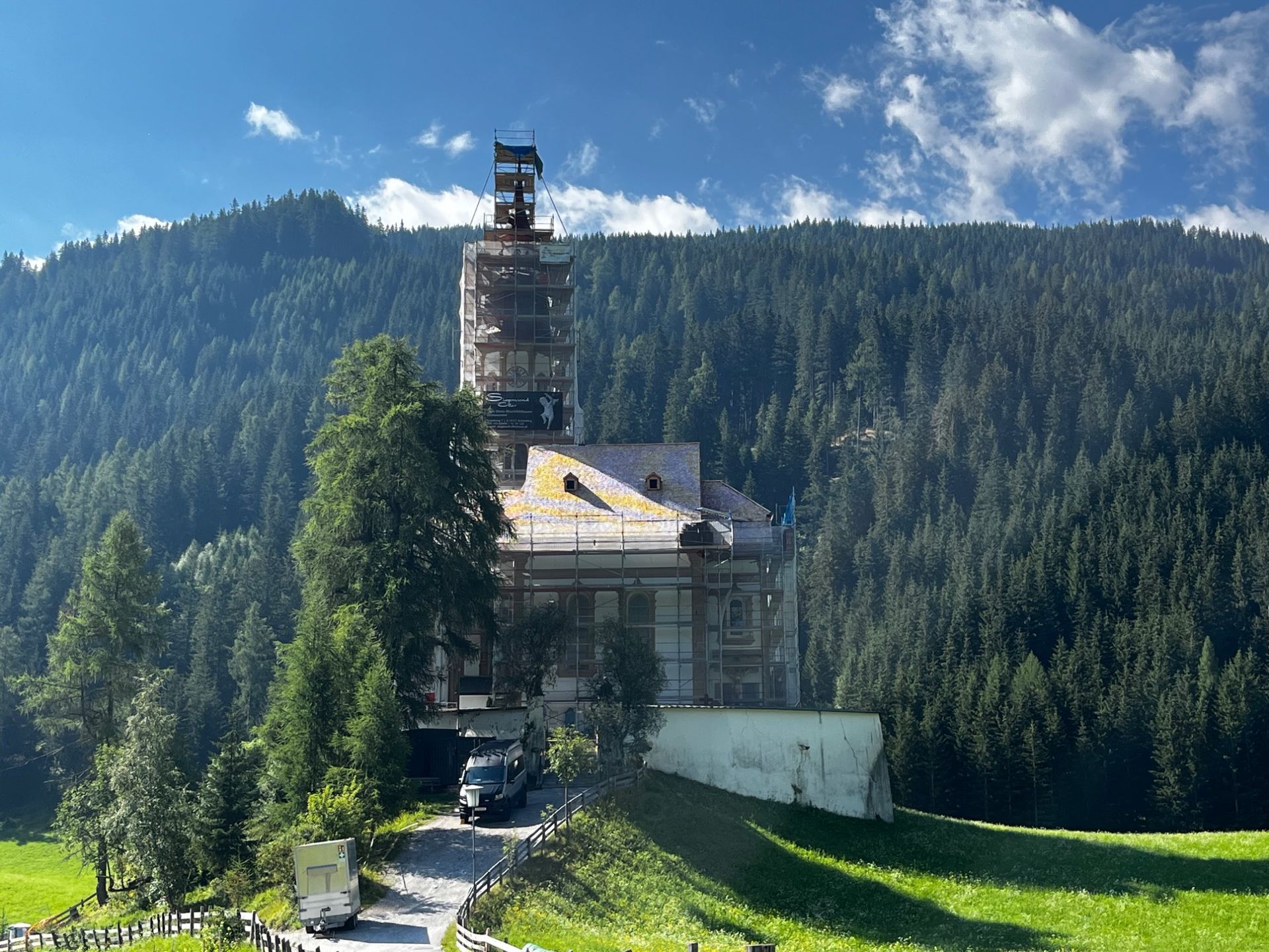 Ein gelbes Gebäude im Bau mit Gerüsten drumherum