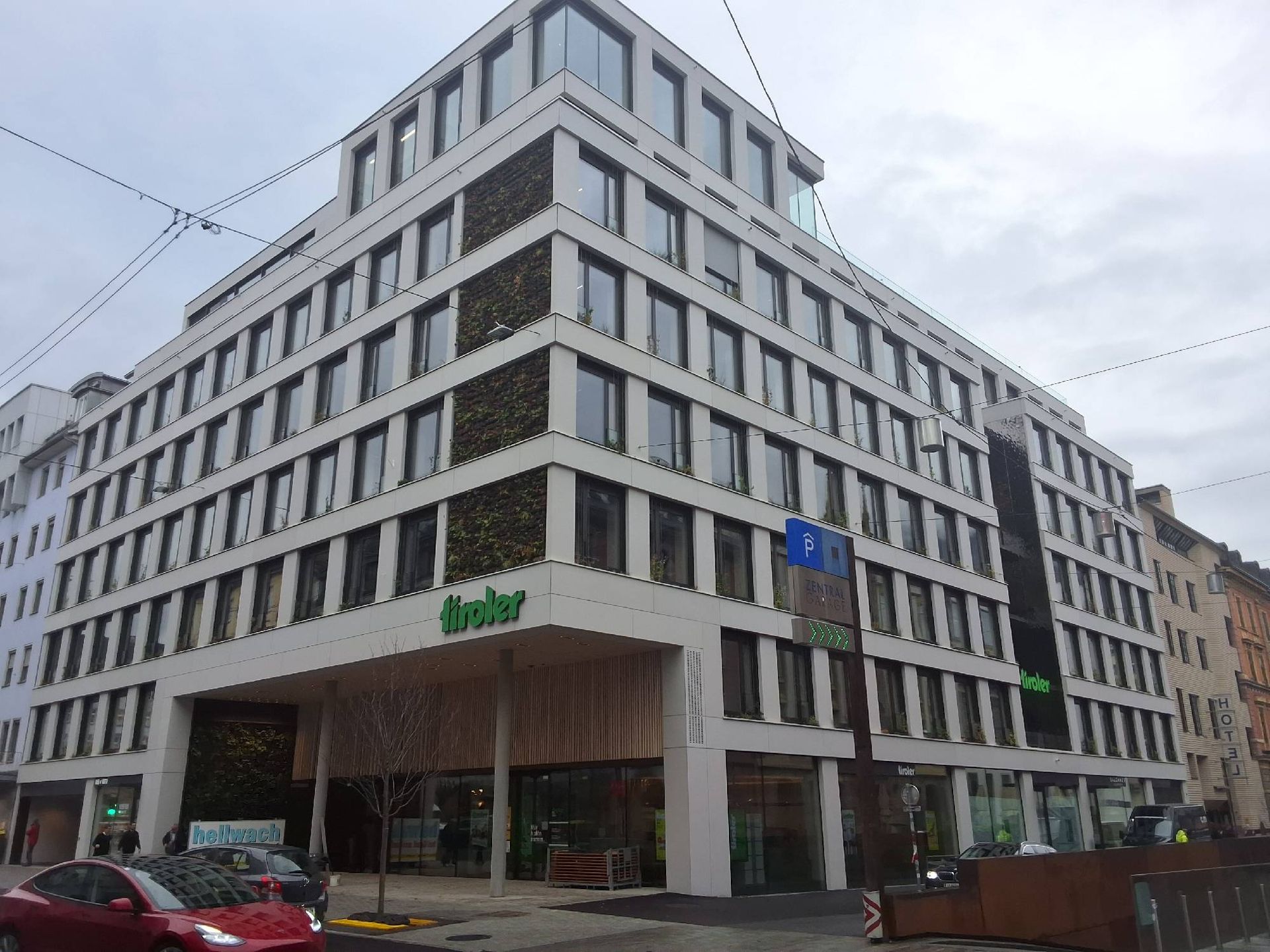 Ein Gebäude mit vielen Balkonen und Bergen im Hintergrund
