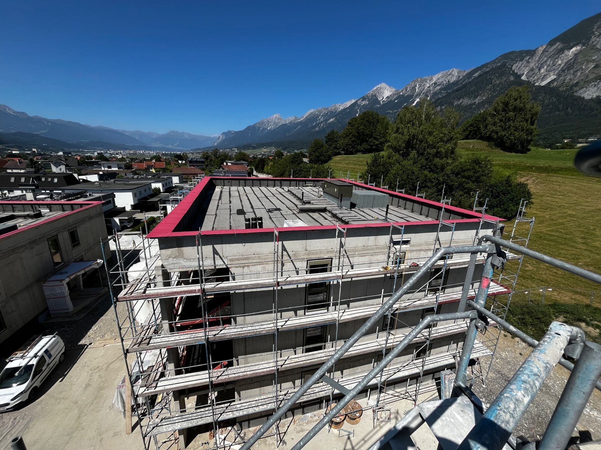 Ein Gebäude mit vielen Balkonen und Bänken