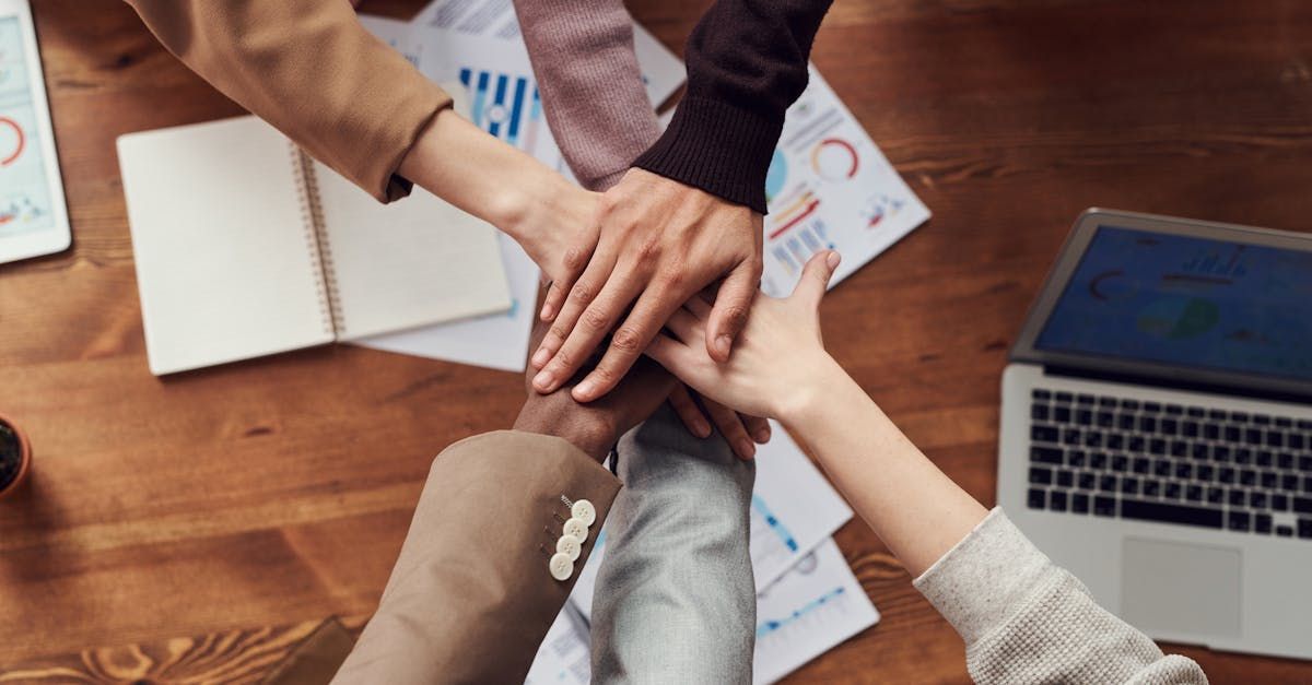 Hände zusammenlegen für Teamwork