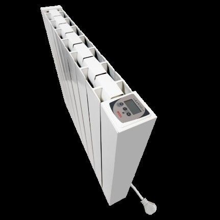 Radiador eléctrico blanco con pantalla digital y cable de alimentación.