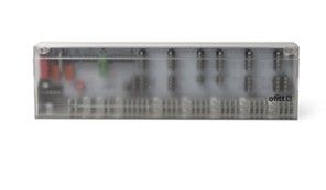 La caja de plástico transparente alberga componentes electrónicos, probablemente una placa de circuito con varios  .