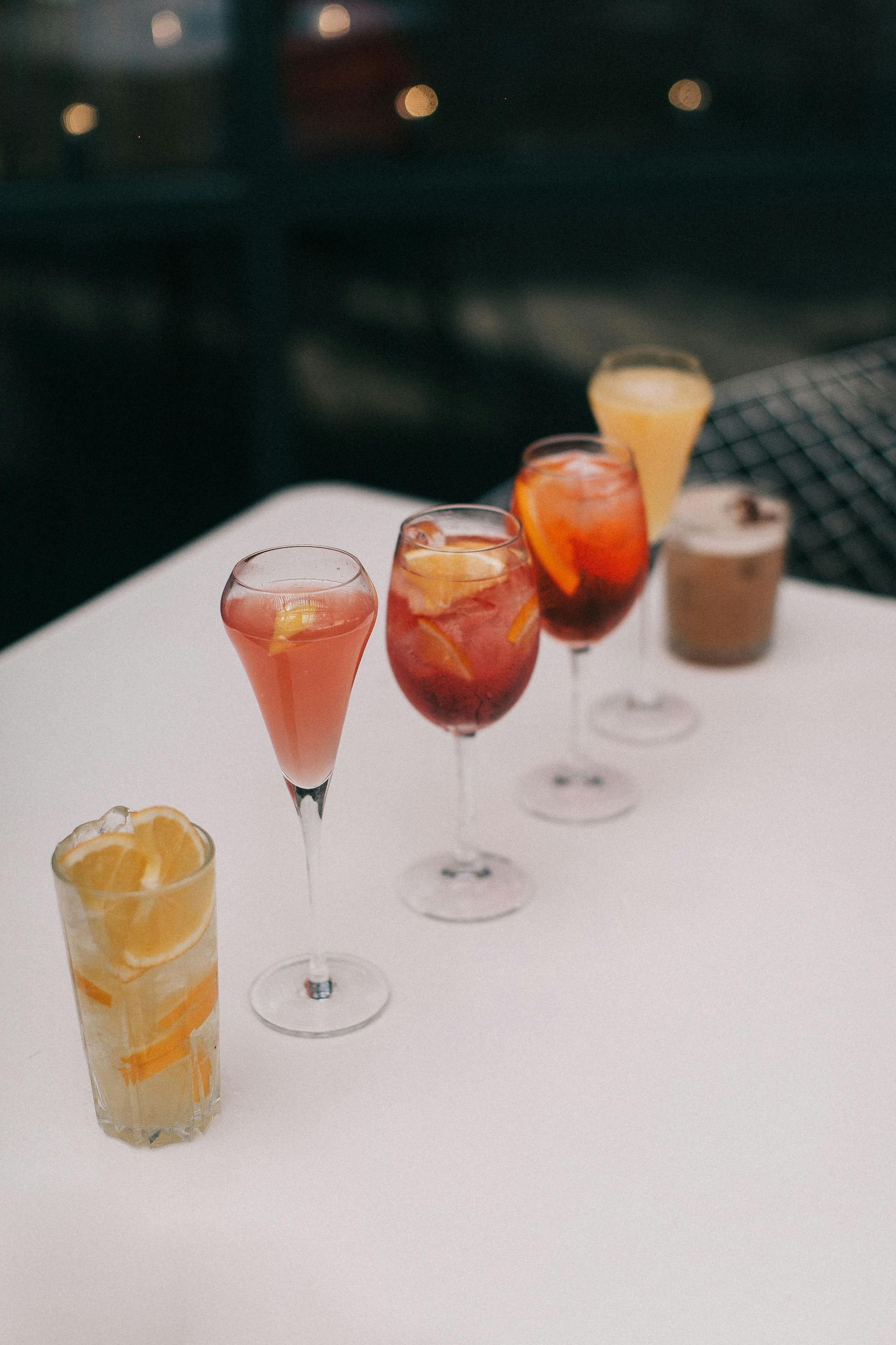 Há muitos tipos diferentes de bebidas na mesa.