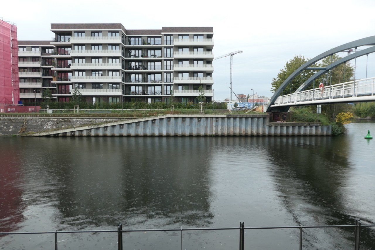 Die Spundwand an der Kieler Brücke vor der Installation der Versuchsanlage für die Vertical Wetlands.