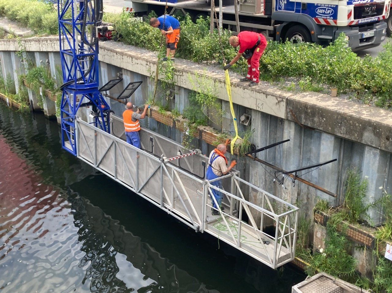 Die ersten Vertical Wetlands, der Prototyp, bei seiner Installation.