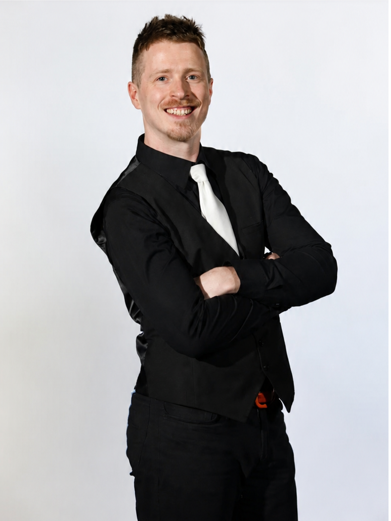 With 20+ years of performing and a background as a professional musician, Aaron delivers seamless experiences and big energy. He also performs as part of the duo Bosey Joe.