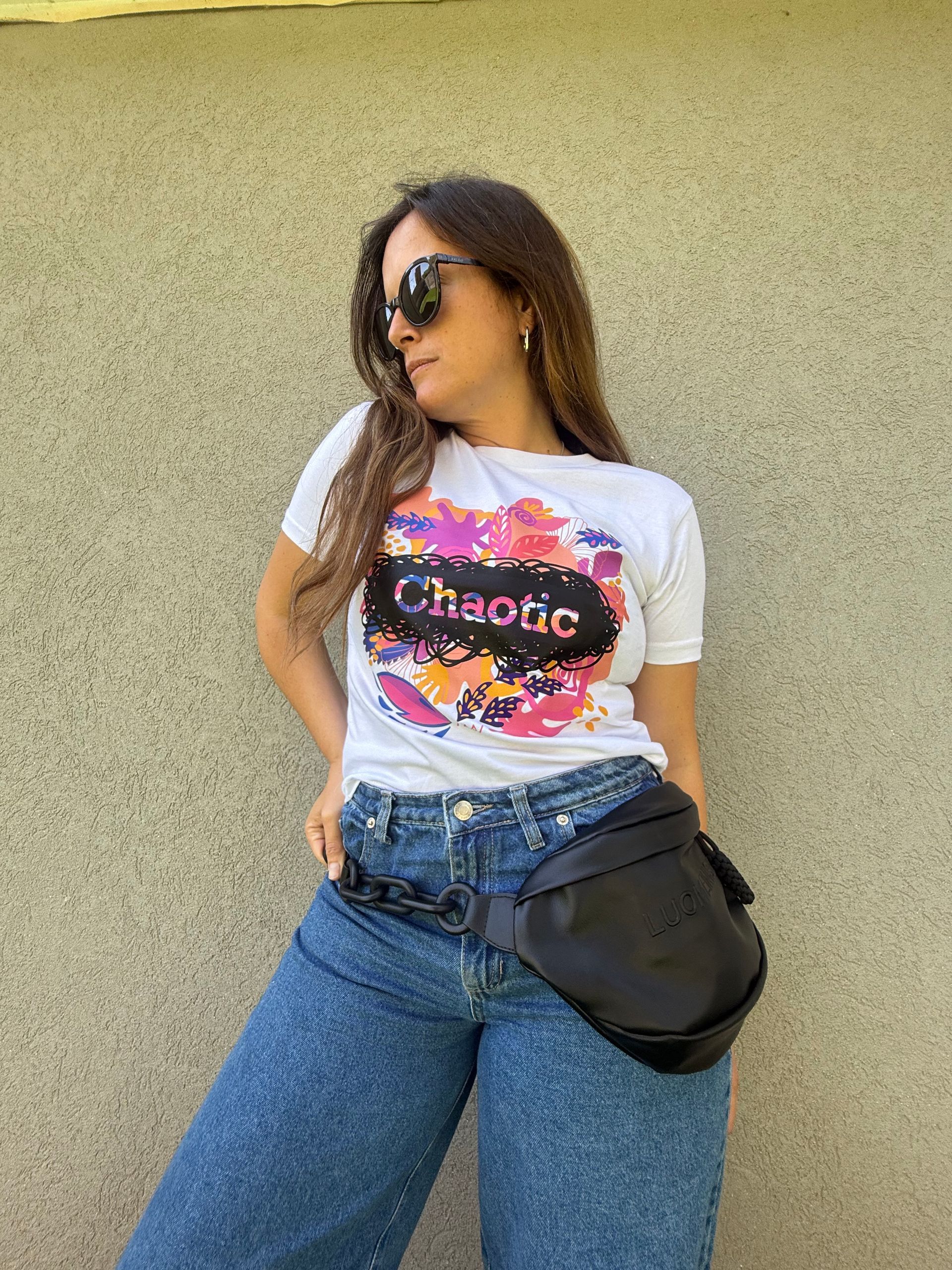 Mujer con gafas de sol y top corto con gráfico 